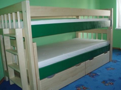 Vyvýšená postel EMA z masivu