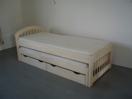 Dětská postel JAKUB s přistýlkou a úložnými prostory z masivu s nízkým předním čelem